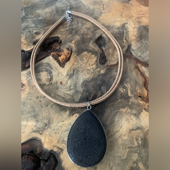 Elegant Black Pendant Necklace - Picture 8 of 10